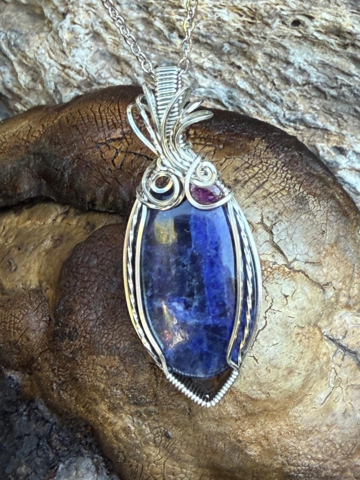 sodalit rubelit šperk